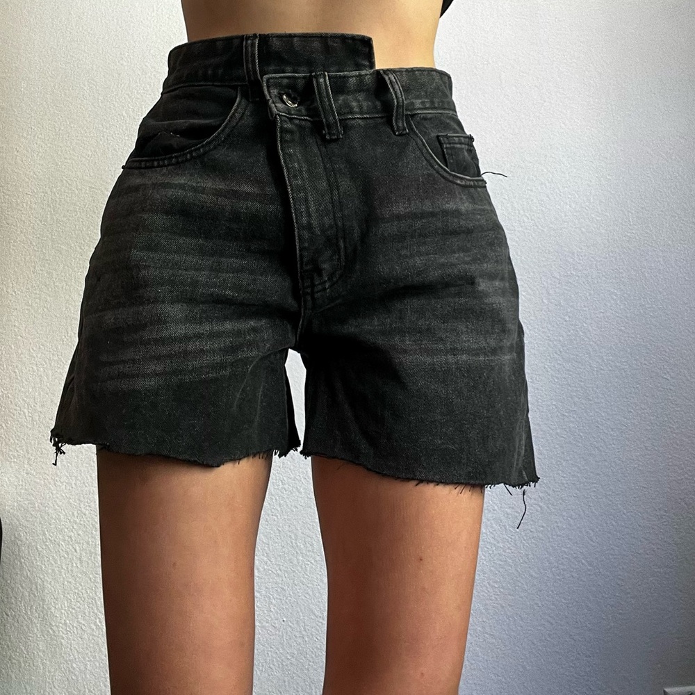 High waisted A-symmetrical black denim shorts